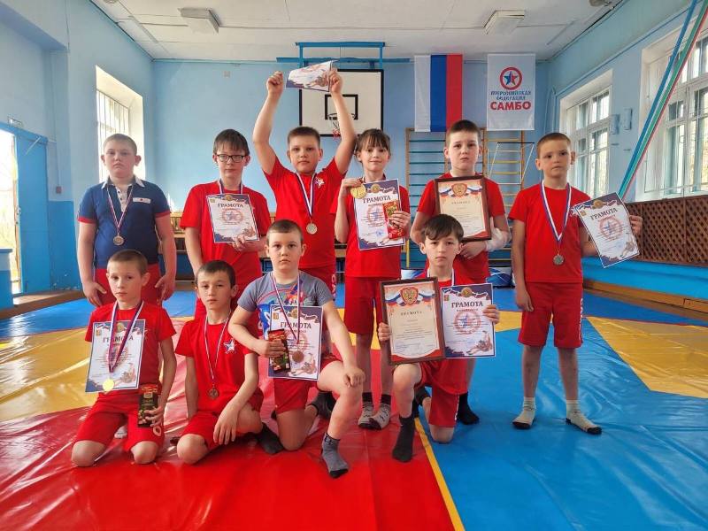 Команда самбистов школы.